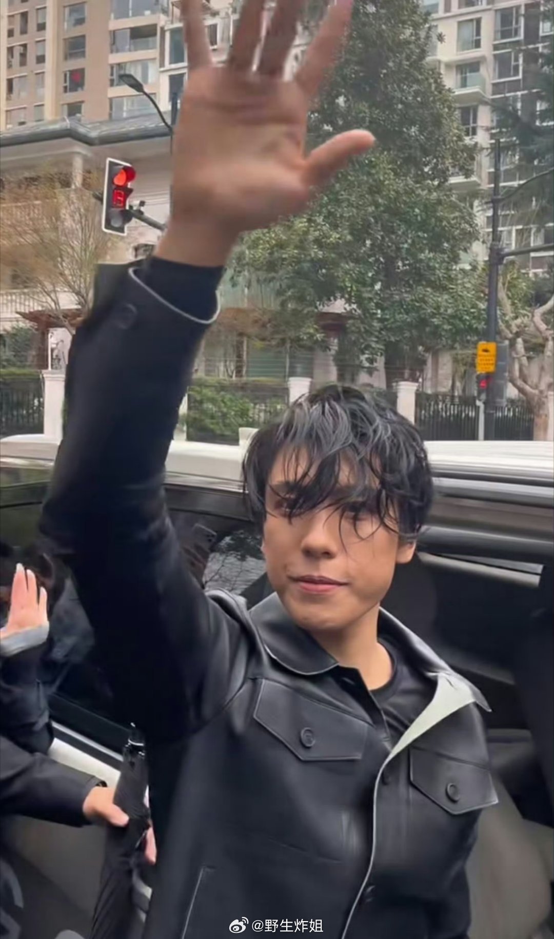 我的天啊，不仔细看也是真的认不出来啊，这个发型再搭配上这个服装，不说名字，你能够