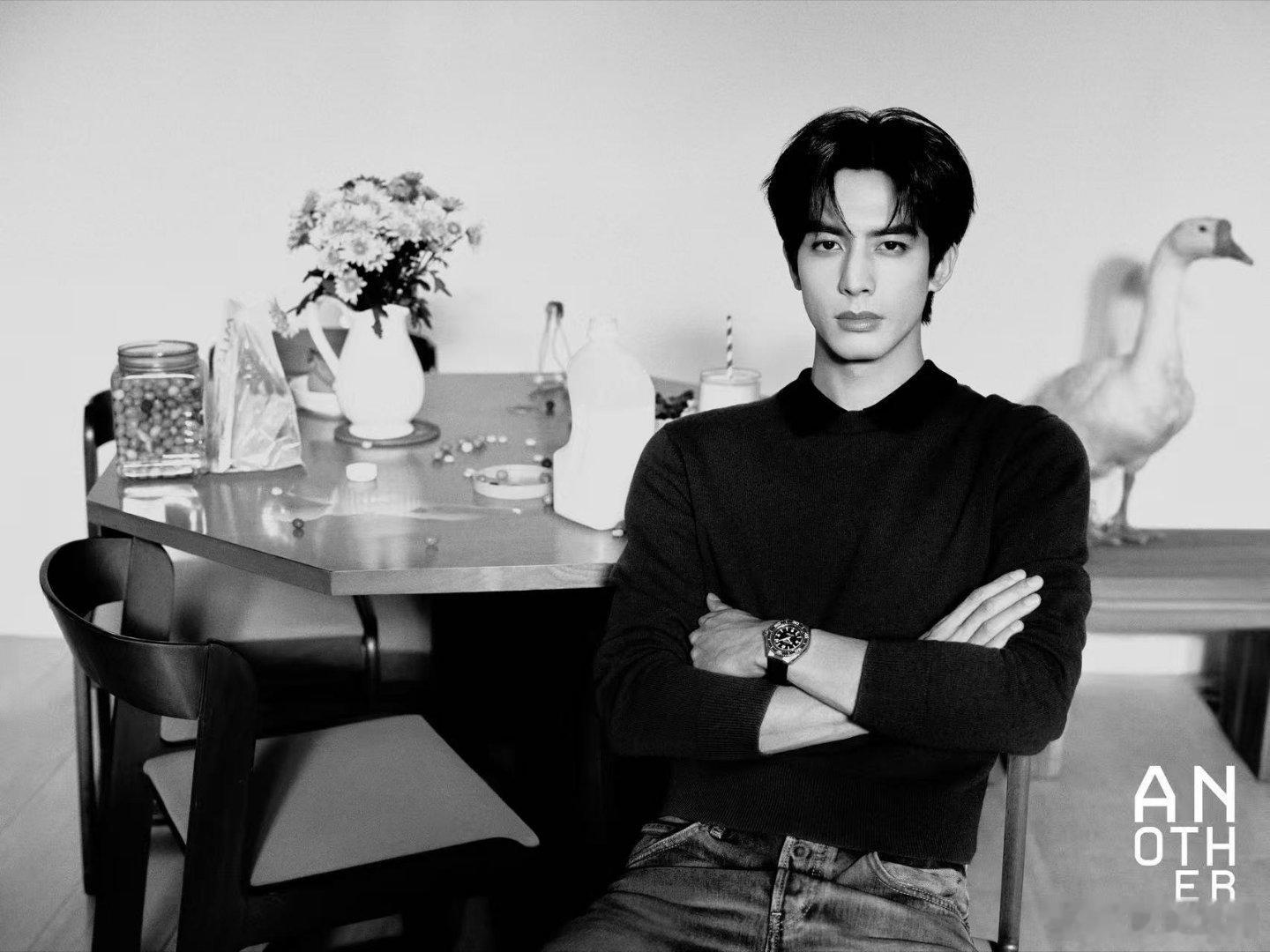 墨绿色毛衣缠绕木筷，糖果在桌面跳圆舞曲，时光都染上焦糖香。弓弦轻颤揉碎光影，皮革