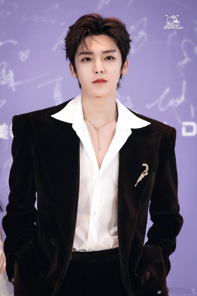 生图比精修更戳！侯明昊生图vs精修图 中，生图里的小梨涡和灵动眼神更有感染力，精