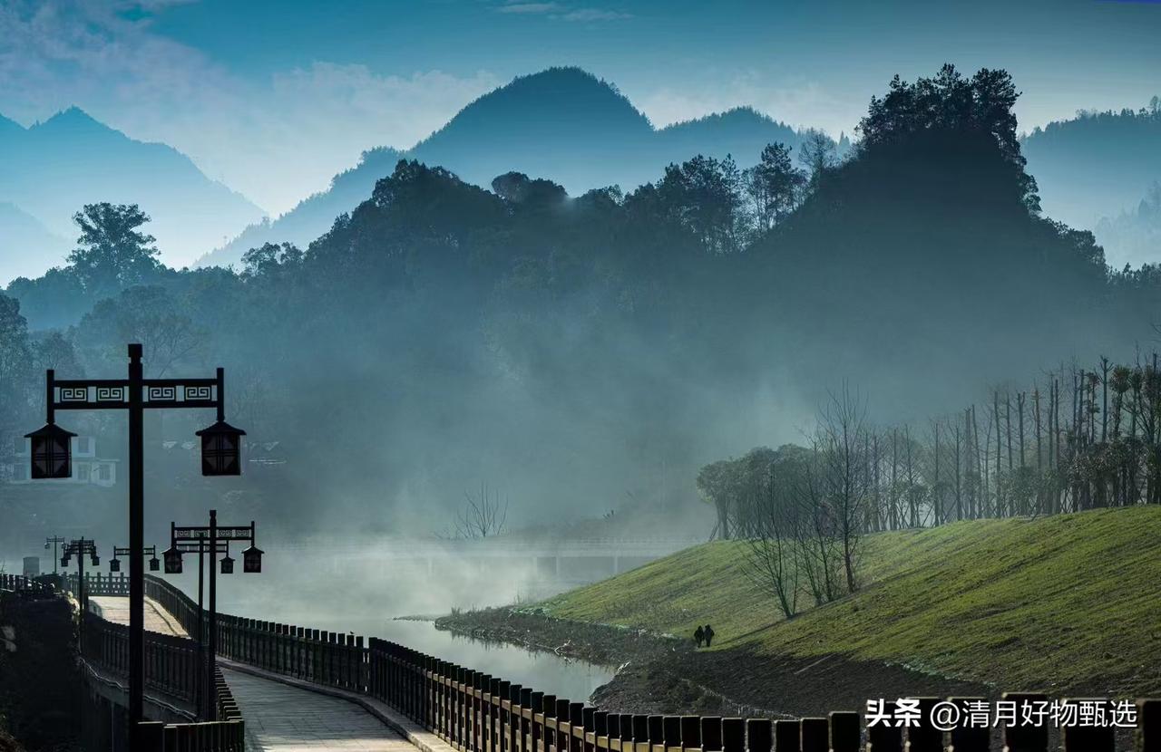 晒图笔记大赛清晨的天空渐渐染上了温柔的橘红色，天边的云朵像被金色的画笔轻轻描绘，