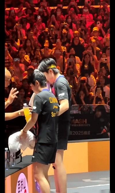 那条毛巾没拿错，是观众的心乱了。
孙颖莎手一伸，毛巾白底蓝字，跟自己那条远看真分