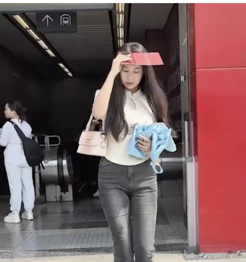 三折叠手机的功能：
1.重庆女生用他遮阳！
2.上海男生见到前任遮脸！
3.皇上