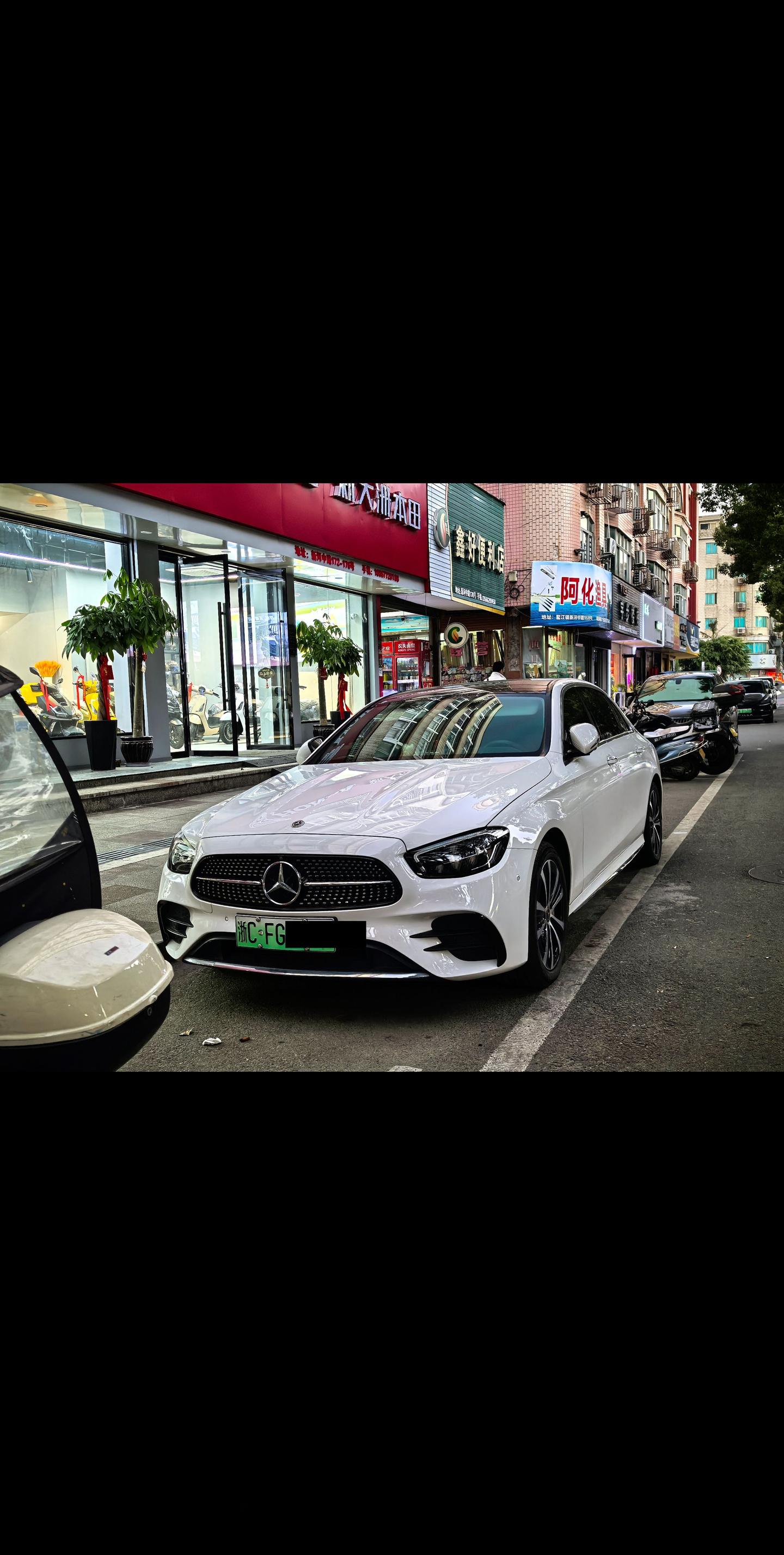 这些年你见过最稀有的车。白色奔驰E+大标+新能源 你还有见过比他更稀有的E级吗