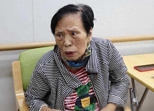 86岁的港星余慕莲坐在养老院的小床上，眼神空洞地望着窗外。
 
她做了一辈子绿叶