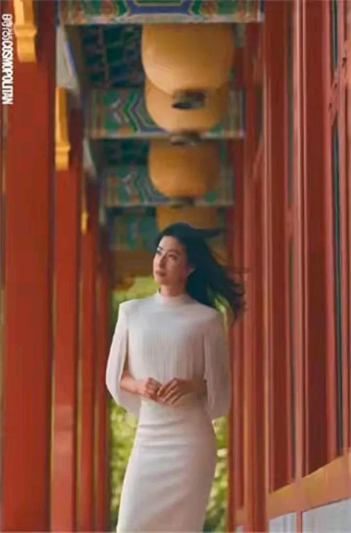 她是中国最成功女性的典范
她是中国最幸福的女人
她自己干得好
她又嫁得好
她是好