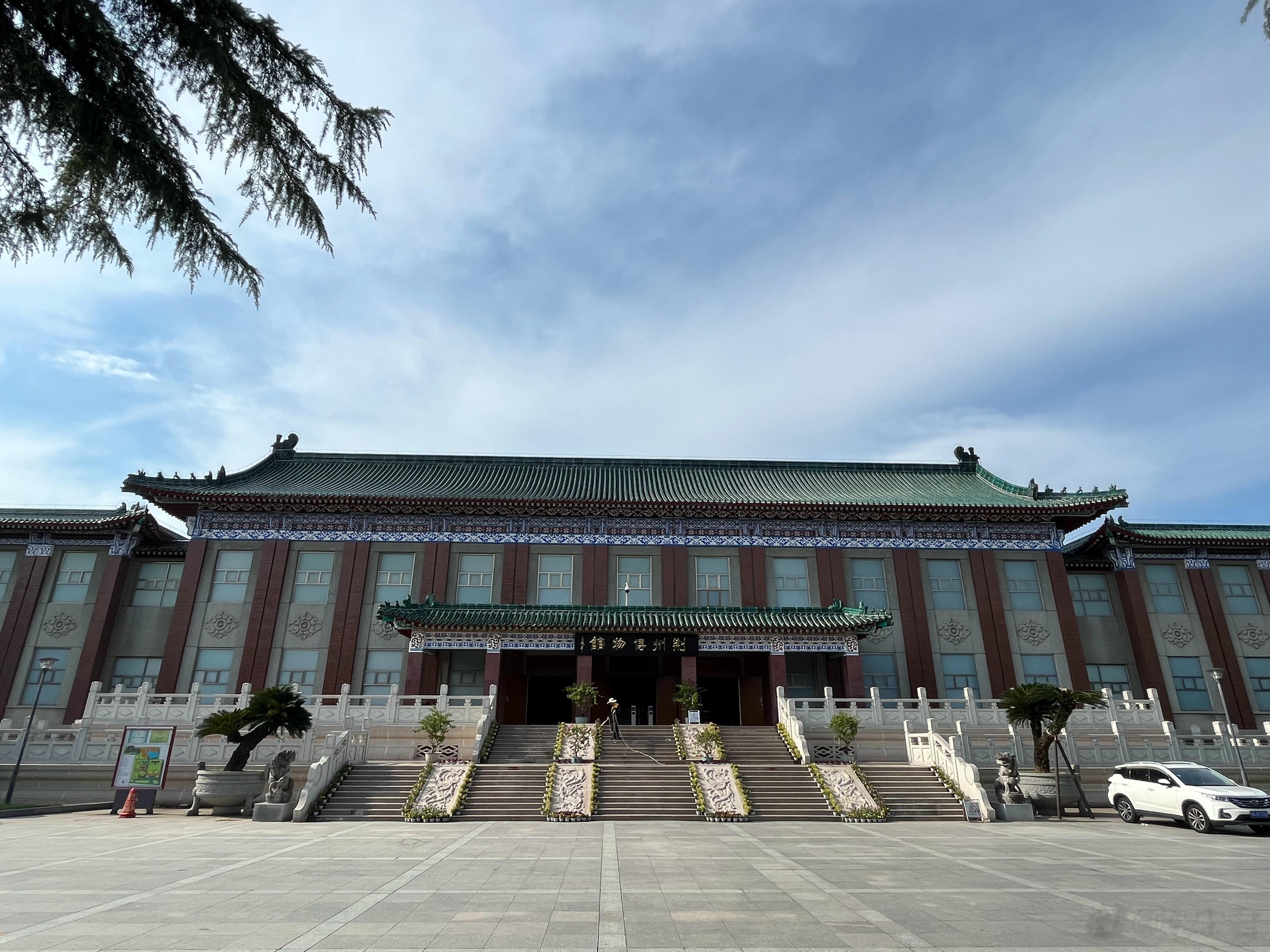 听荆州博物馆的师兄说，九月份荆州博物馆会有个海昏侯的展[憧憬] ​​​