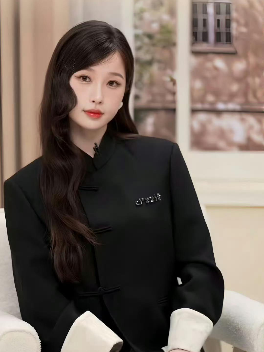 虞书欣今日品牌直播截图，新中式造型也驾驭的很不错呢~好温婉啊！[好喜欢] ​​​