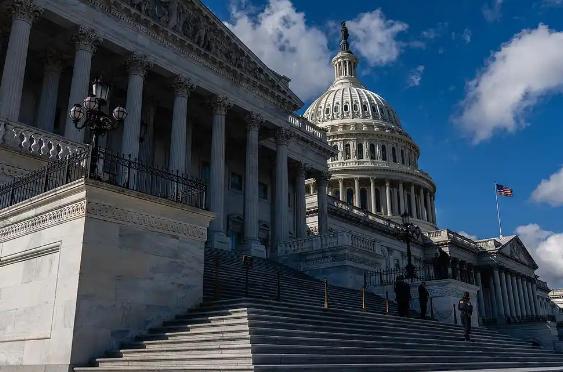 美国最新数据出来了，就在4月27日美国国会预算办公室主任宣布：美国未来10年赤字