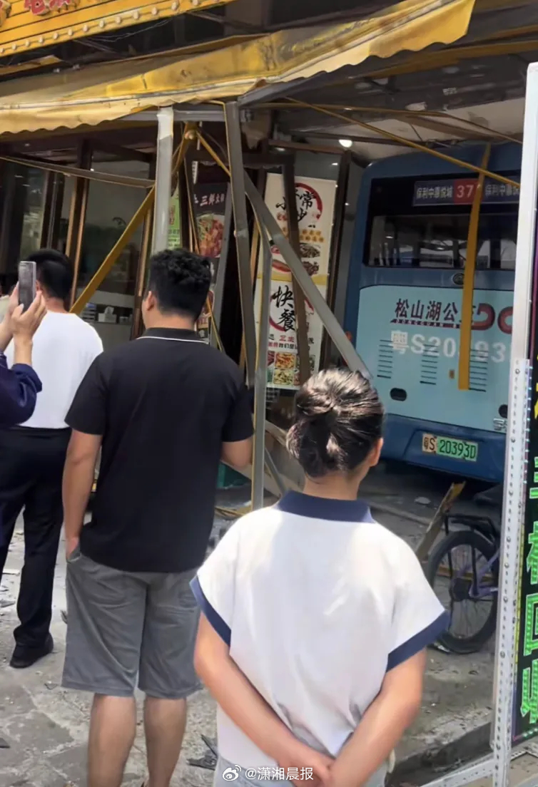 【#东莞一公交车撞进餐馆#，商家称店里“稀巴烂”，好在车内无乘客店内无顾客，当地