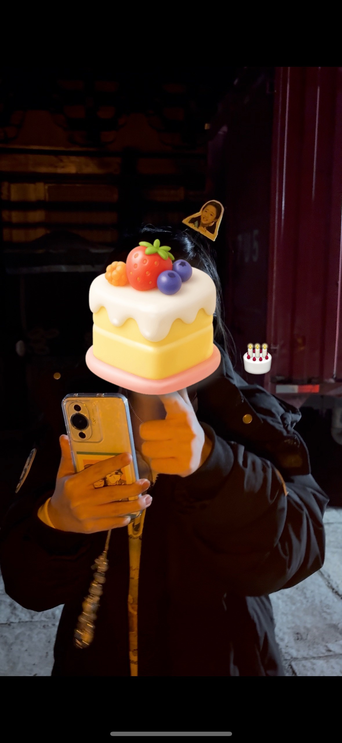 亲爱的木一眨眼又到你生日啦 放一张去年在片场给你过生日的照片 祝你生日快乐呀宝宝