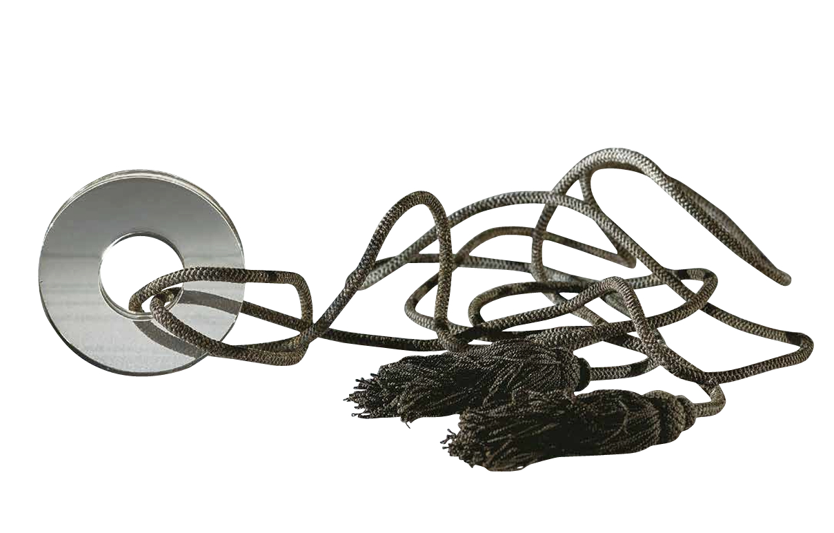 浙江台州黄岩区博物馆藏2016 年赵匡胤七世孙赵伯澐墓出土的南宋 水晶璧, 线绳