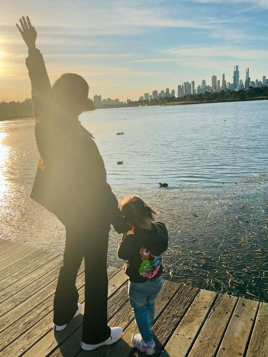 周杰伦为昆凌庆祝母亲节周杰伦晒昆凌与小女儿合照 周杰伦晒昆凌与小女儿合照，好有爱