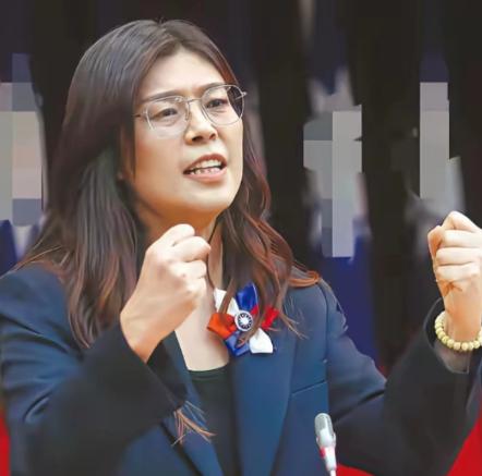 郑丽文遇上件怪事。
这事看起来像一场闹剧。
却透出点不寻常。


刚当上党主席。