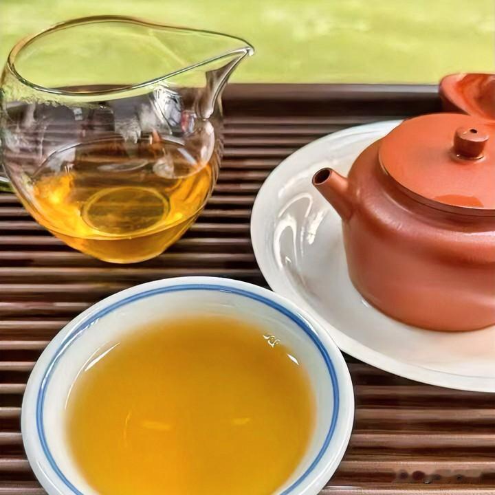 《茶时五古》
人生若茶浮，光阴注青瓯。
叶展意渐远，盏浅味长留。
慢煮消涩味，静
