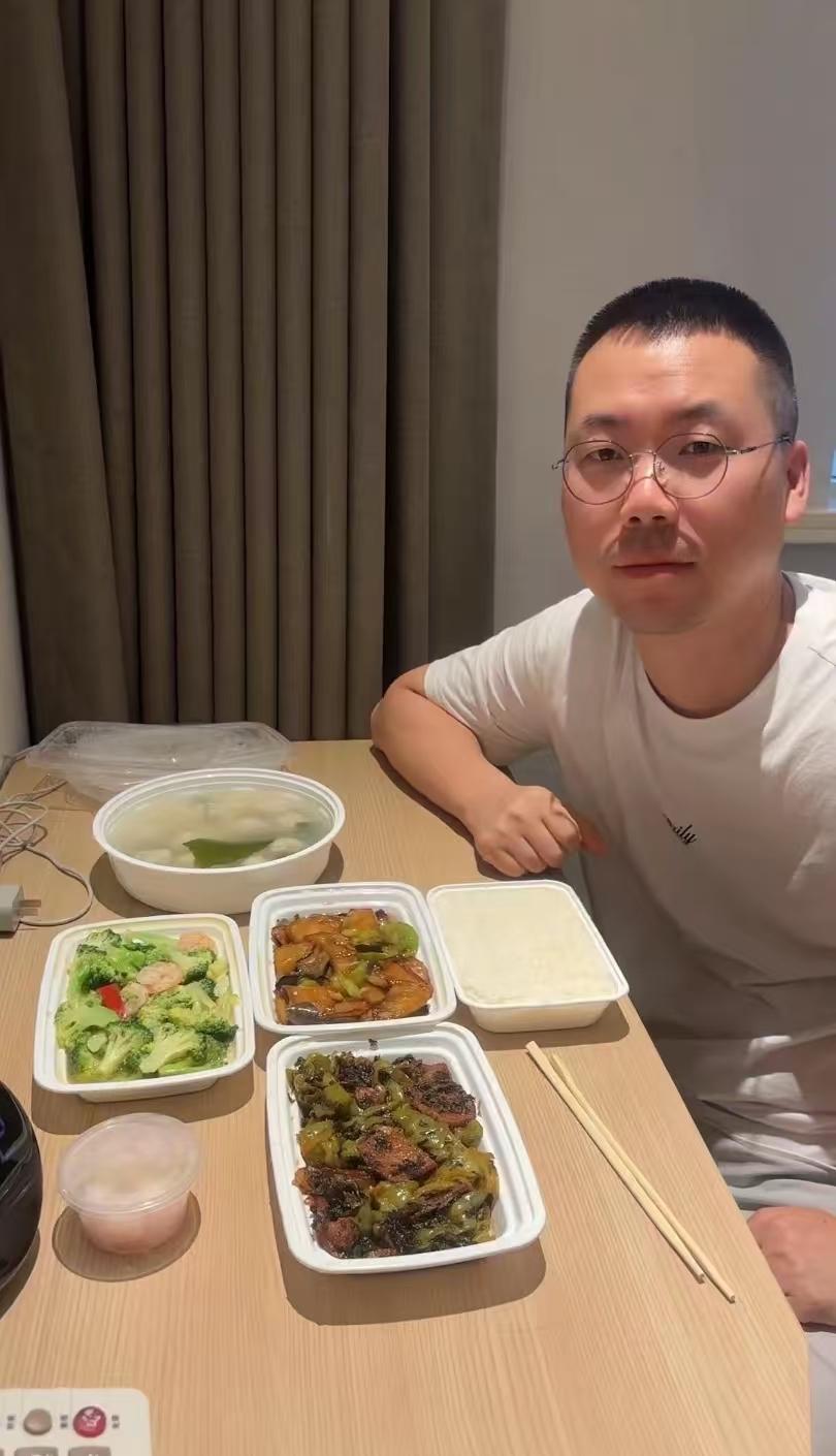 林静41岁，中秋那天在苏州出差，酒店小桌上摆着三菜一汤，自己点的，一个人吃。过完