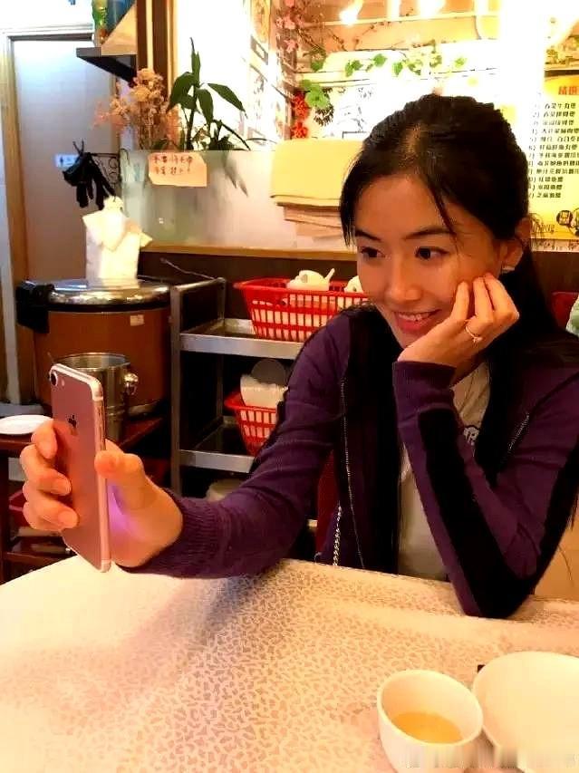 翟欣欣父母养了一棵摇钱树。
2011年时，翟欣欣还在读研二，到2013年，她闪结