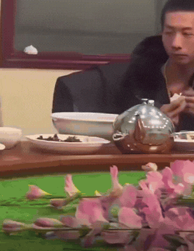 假如朋友当众揭你的短，你会翻脸吗？

聚餐桌上朋友们的一阵哄笑，可能比寒冬的冷风