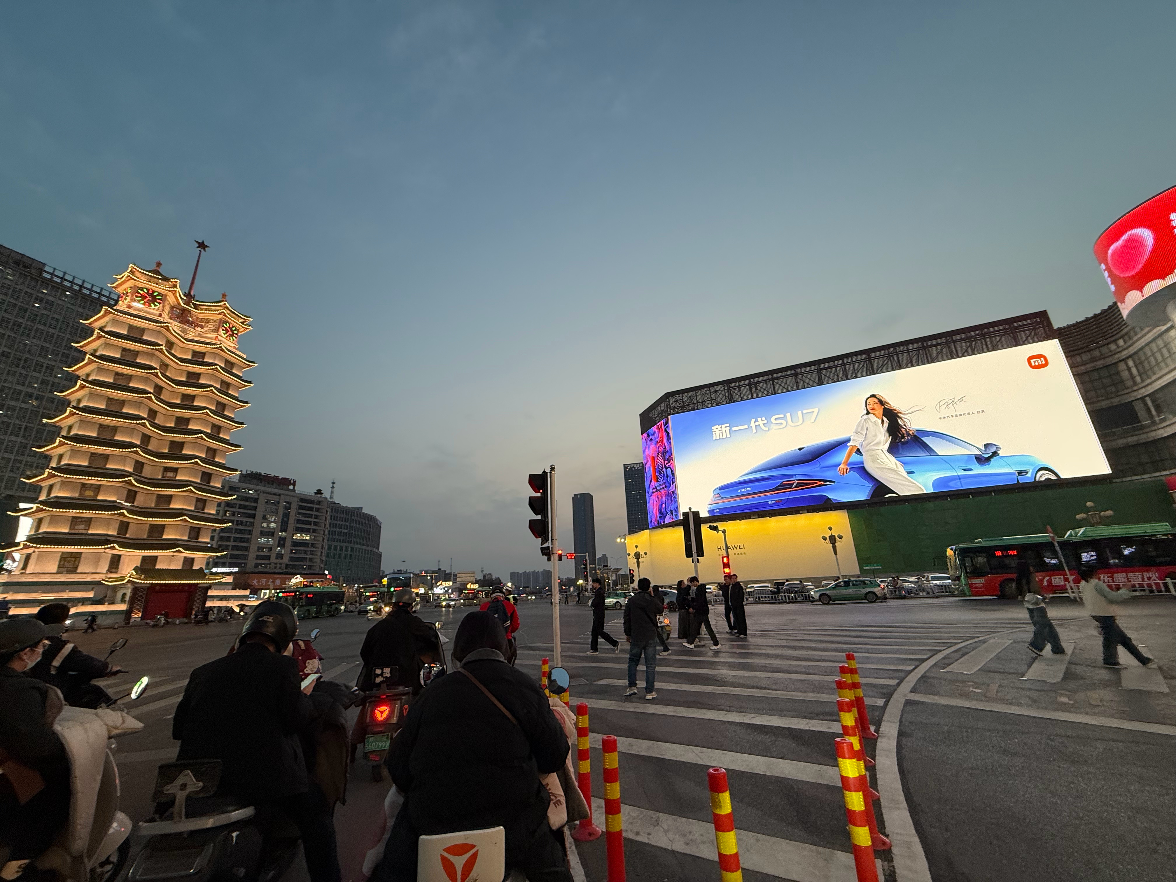 郑州的夜晚隐隐已经有夏天的感觉了。 郑州·二七广场