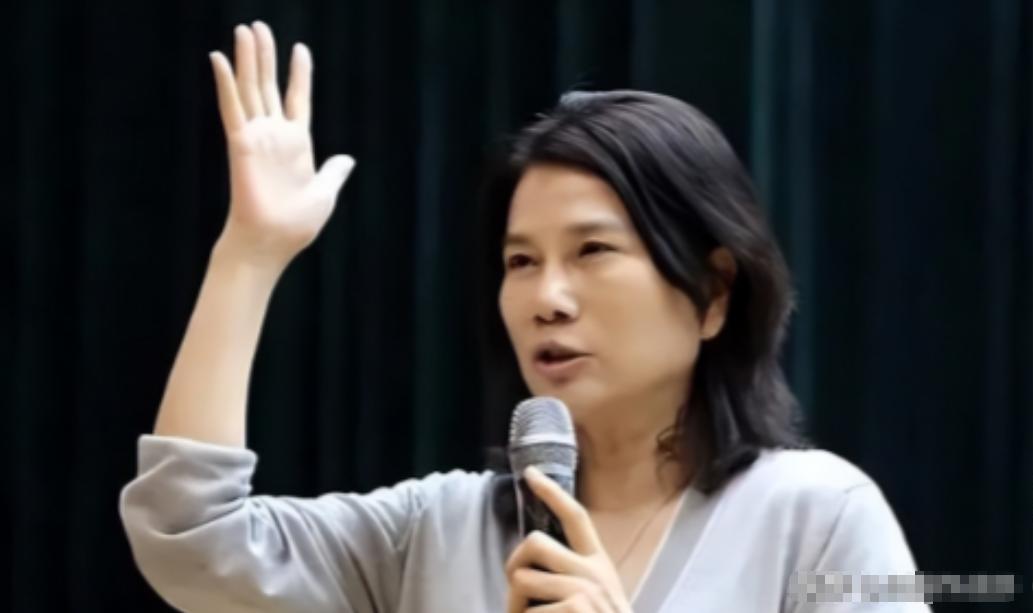 董明珠当上格力的董事长后，其中一件事就是把代言人成龙换掉，她说：“请明星拍广告一