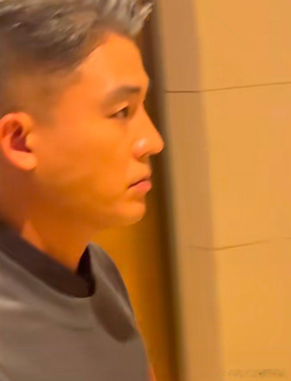 欧豪现在真的少了一些少年感。 ​​​