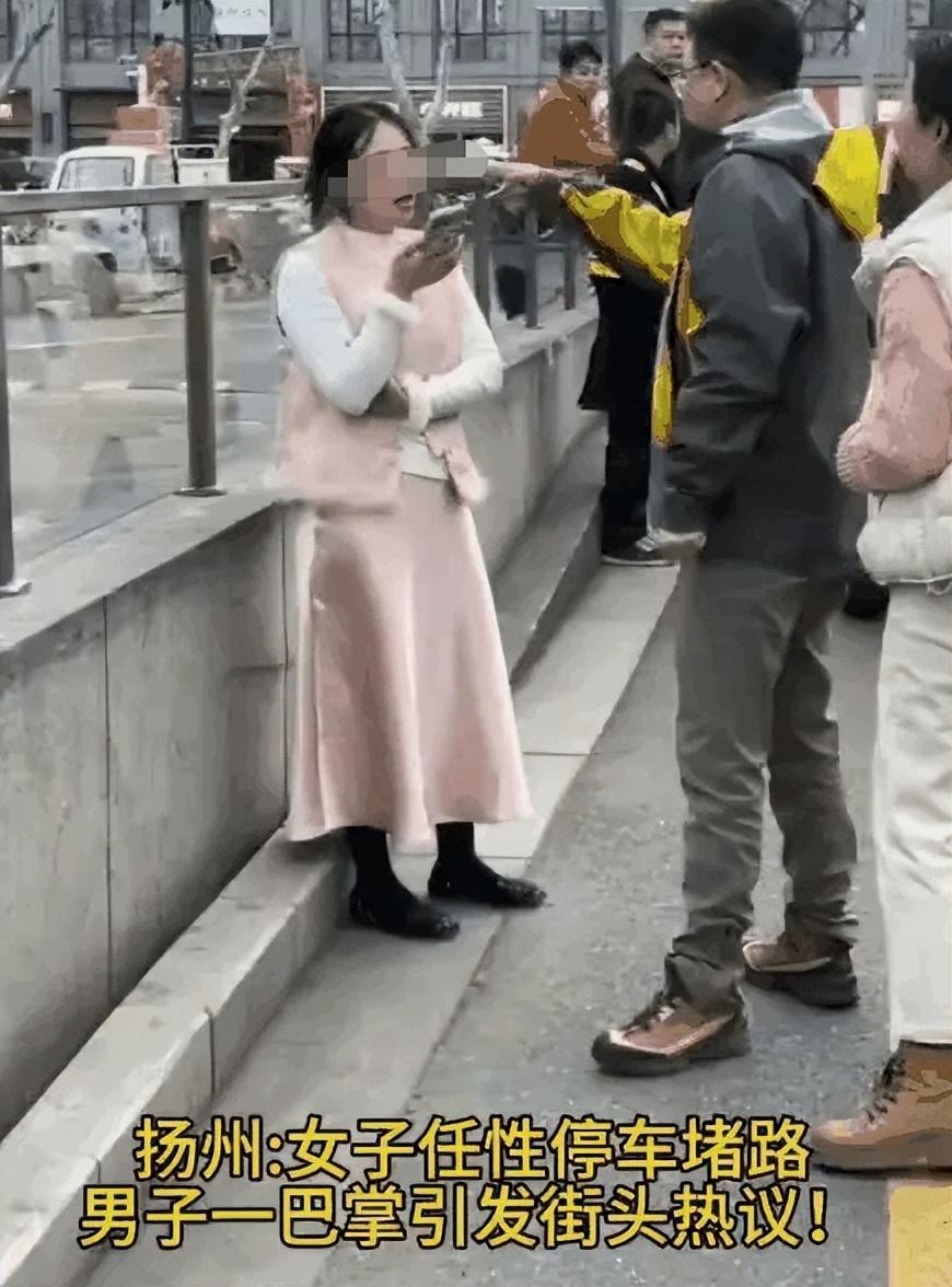 江苏扬州，两辆车发生轻微剐蹭，造成道路堵塞。男司机上前沟通，提议拍照后挪车恢复交