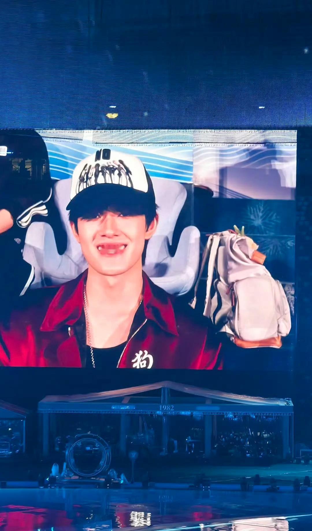 张极又去看张杰演唱会了 张极去看张杰演唱会了，这颜值大屏完全扛住了 