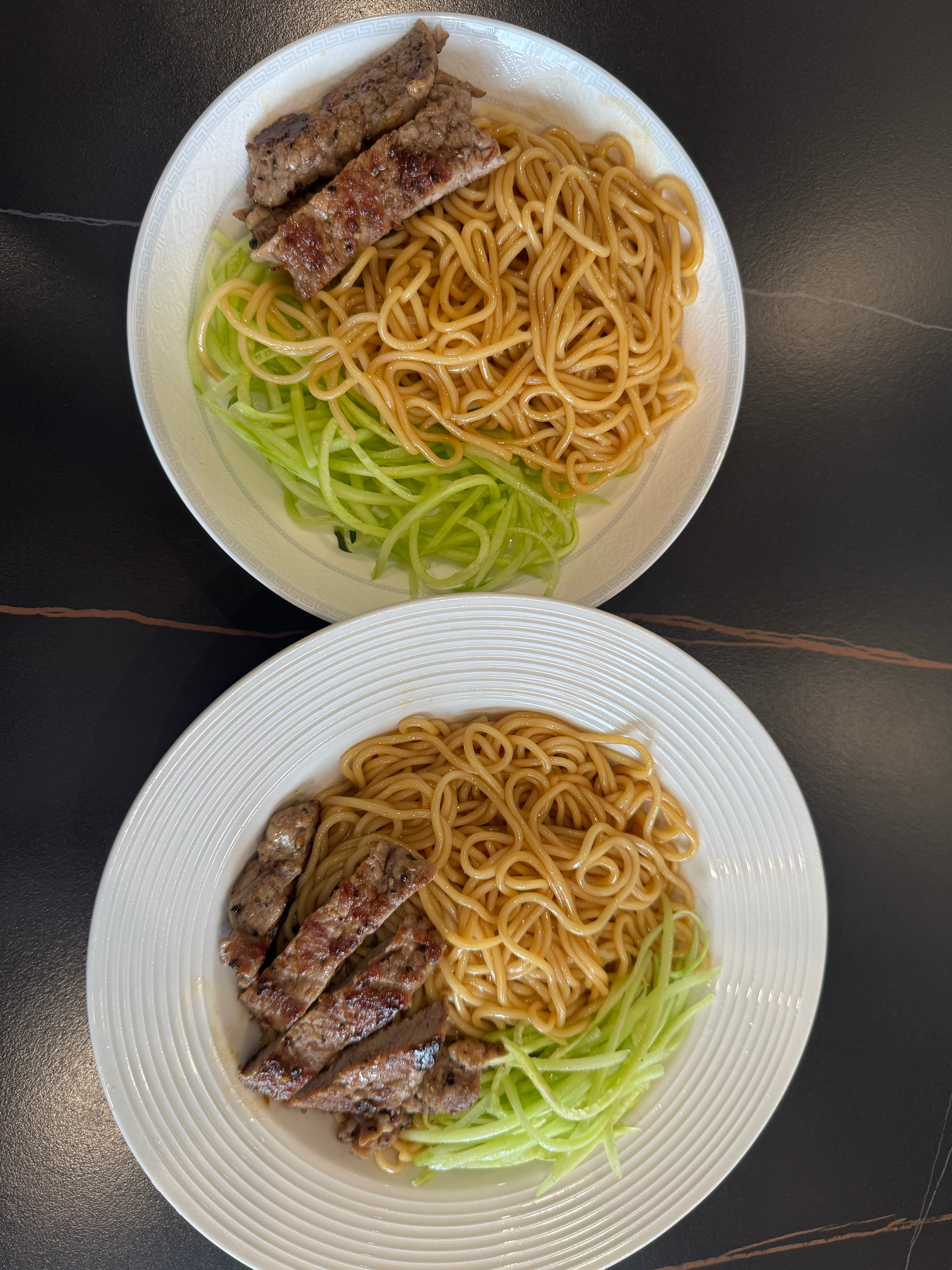 今日份三人午餐～牛排葱油拌面粽子记得今天是端午节 却忘了早上吃粽子中午临时加了粽