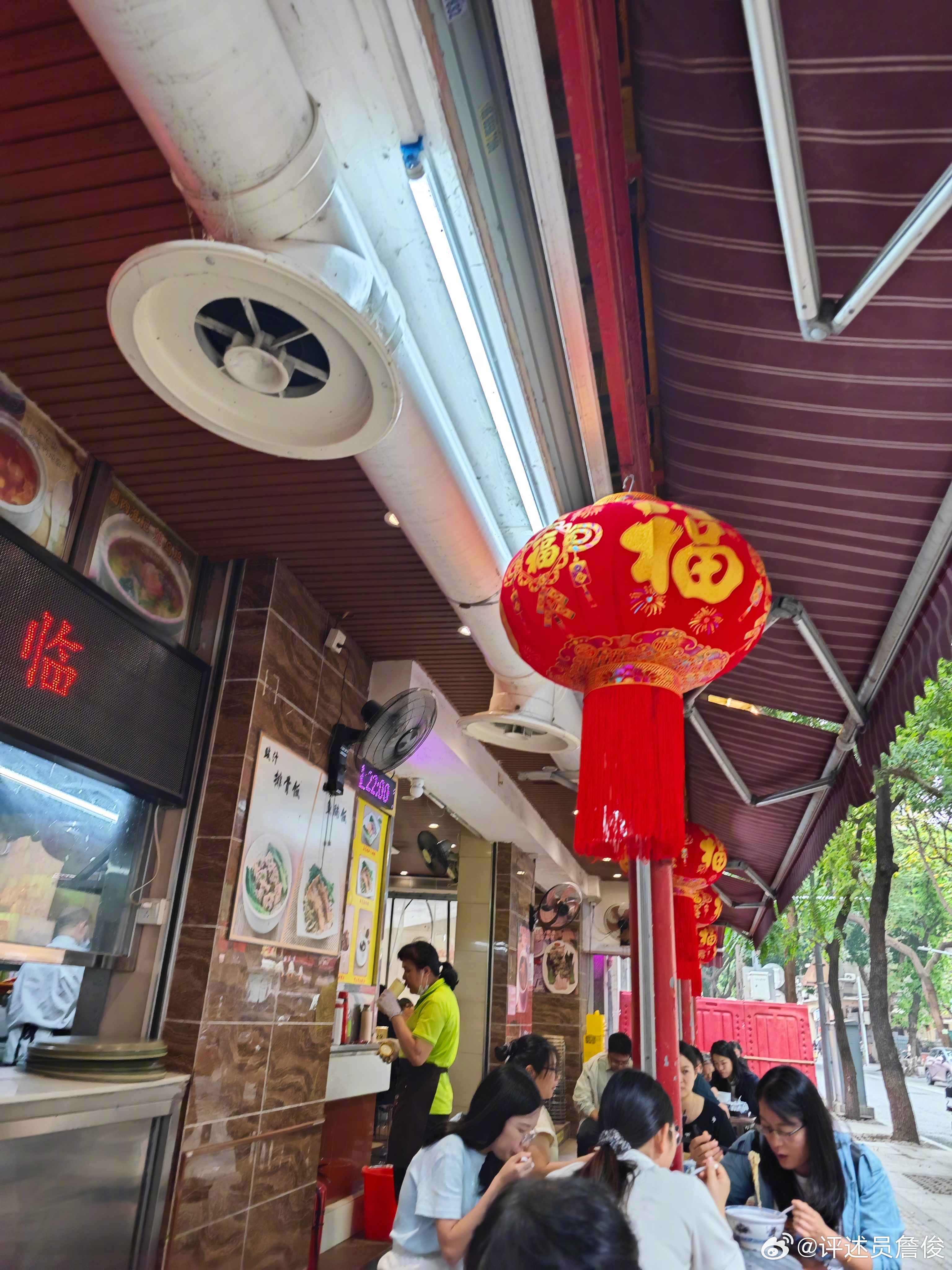 附近新开了好几家粥粉和快餐店，好想都试试，看来经济形势好转了！还是惯性右转，到街