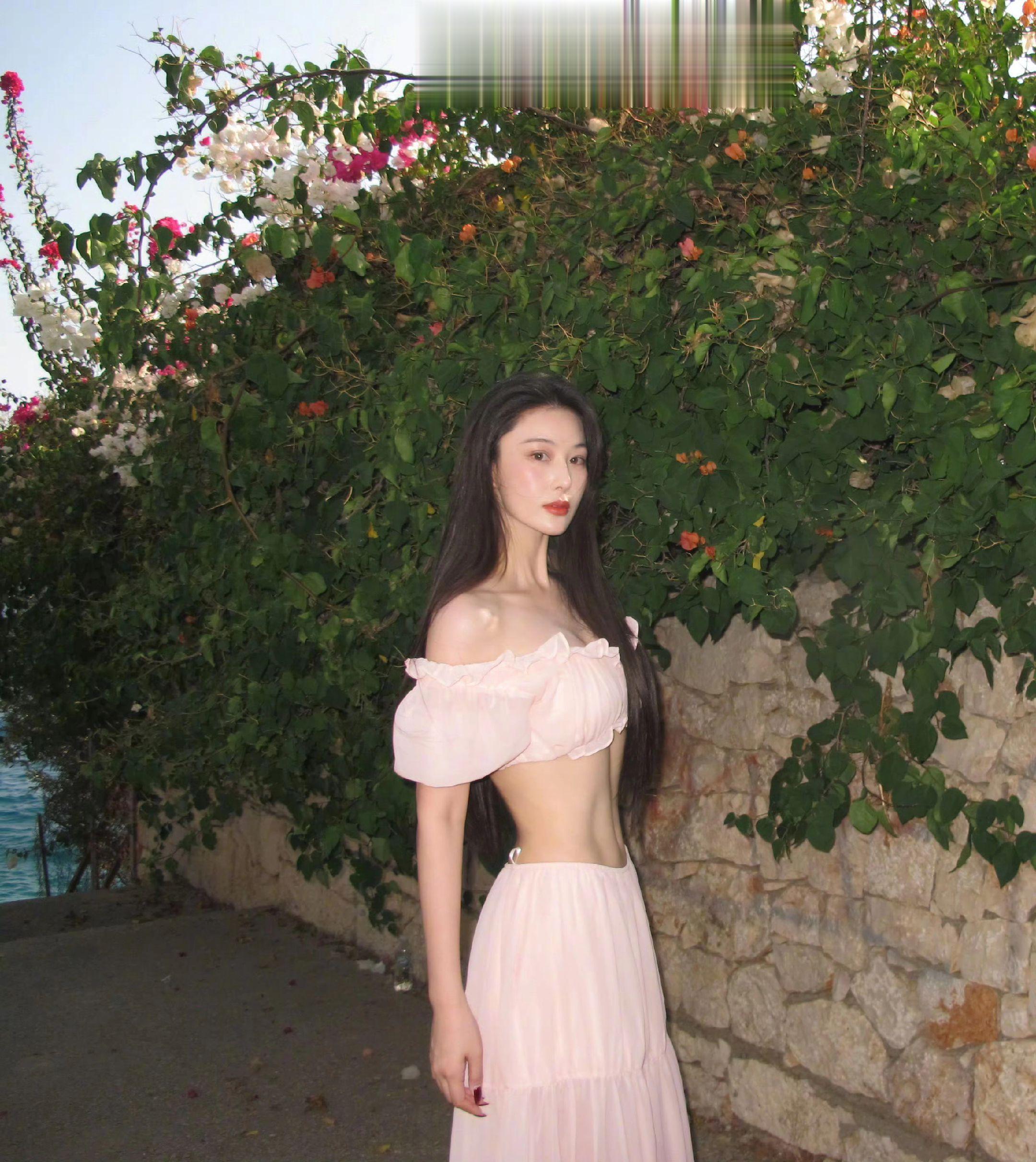 张馨予｜悄悄吸个肚子。没人发现吧