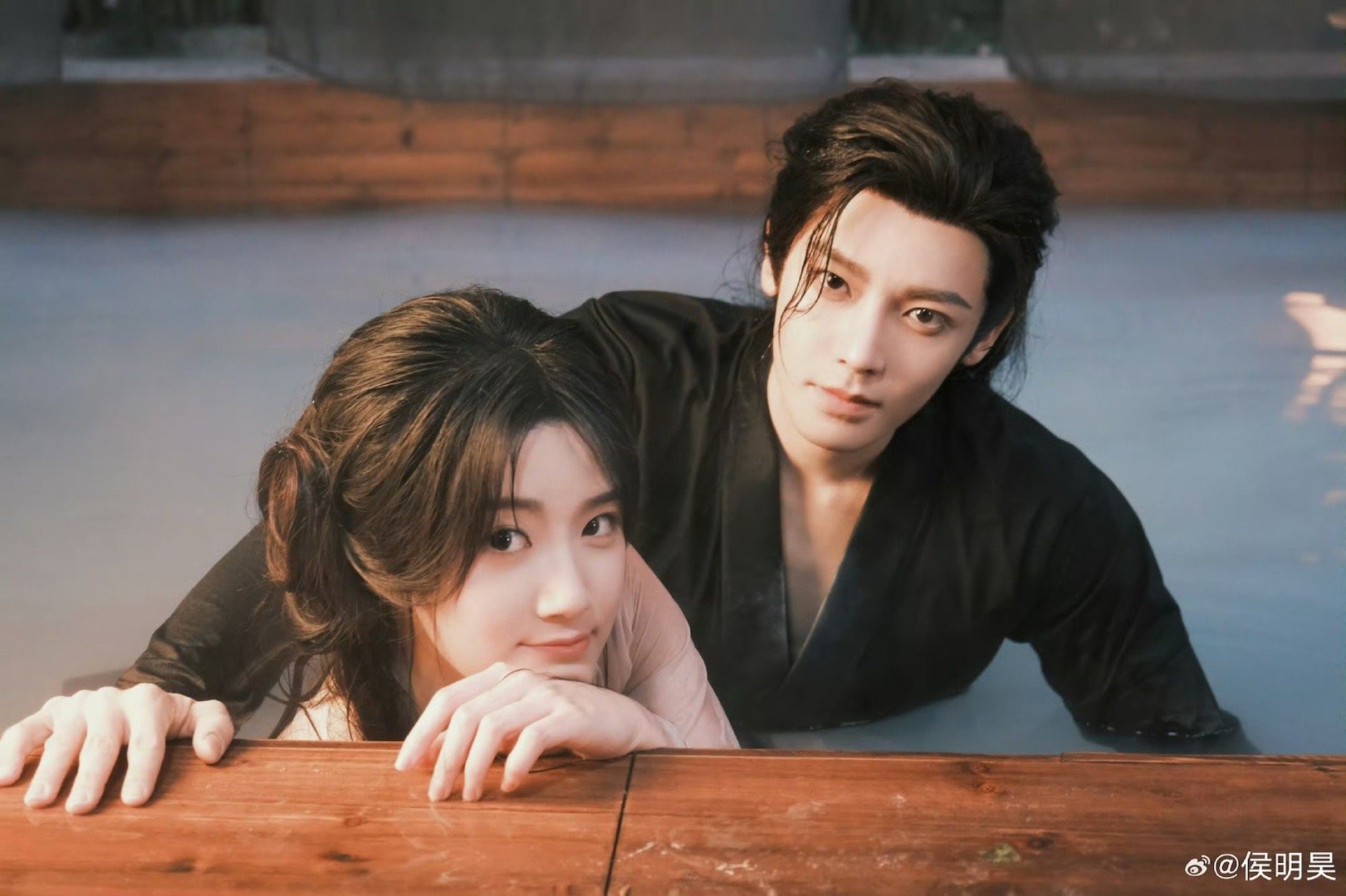 侯明昊卢昱晓晒浴池合照侯明昊卢昱晓浴池照侯明昊卢昱晓浴池照，好看，[666][6