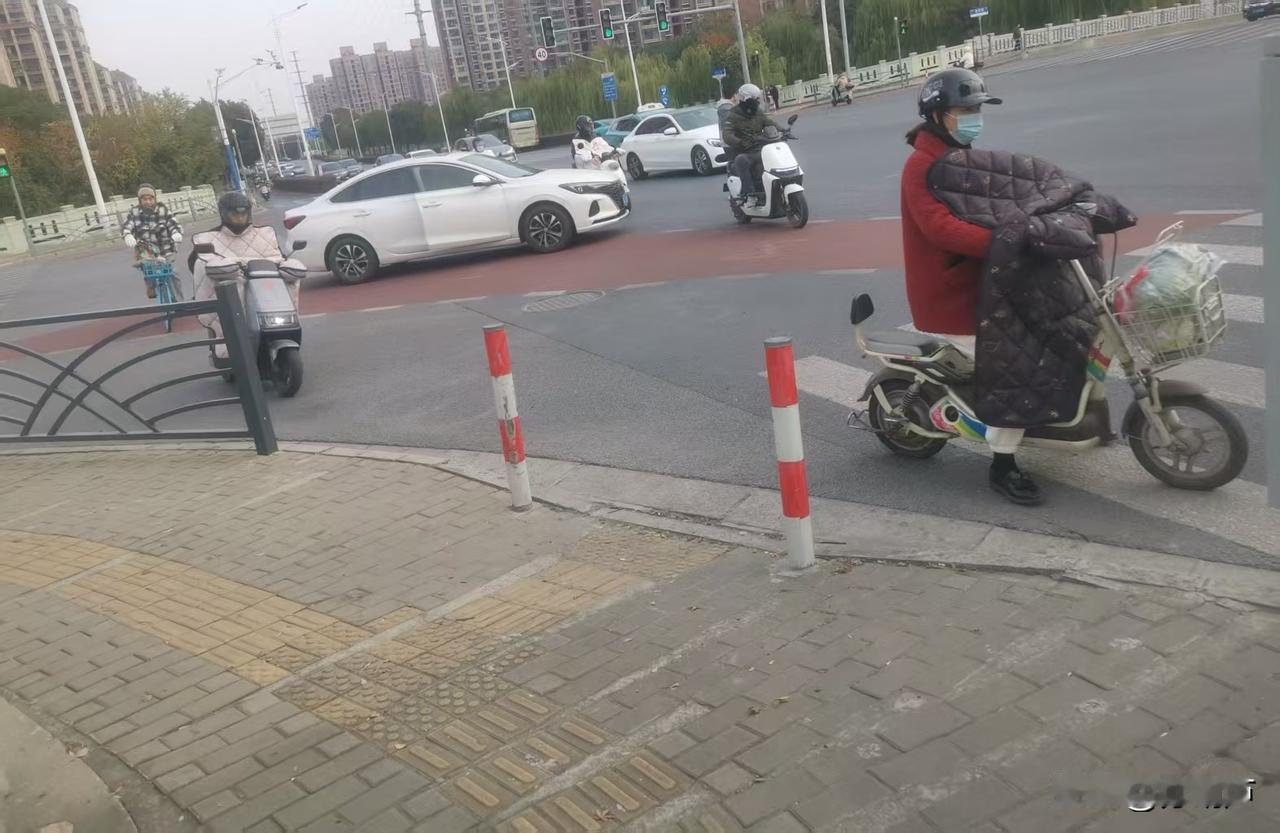 早上走在十字路口，听见扑通一声，吓我一跳，回头一看，原来是一辆电瓶车倒在了地上，