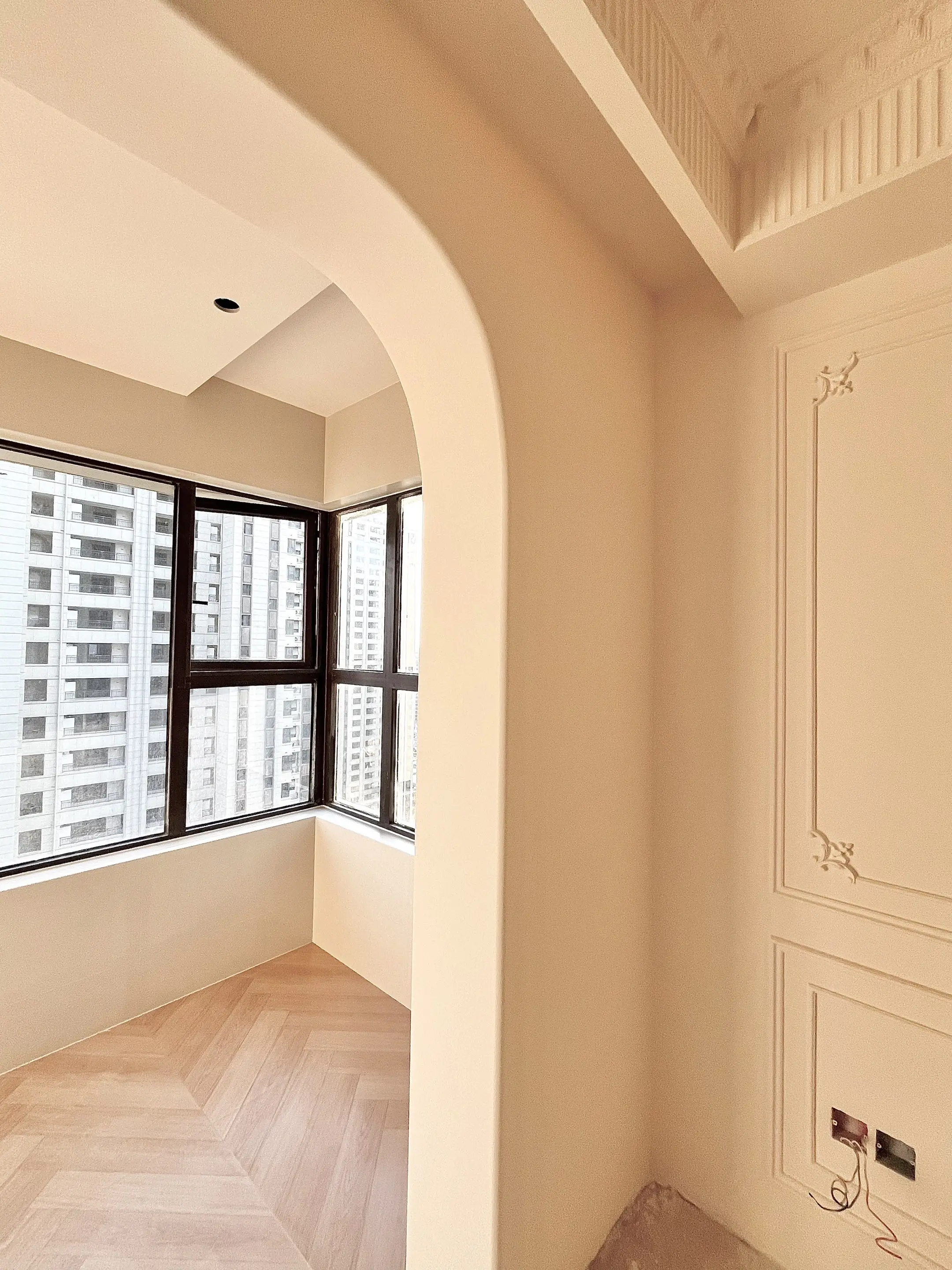 法式装修一定要做弧形垭口，几块钱的成本。法式奶油风做圆弧垭口真的很温柔...