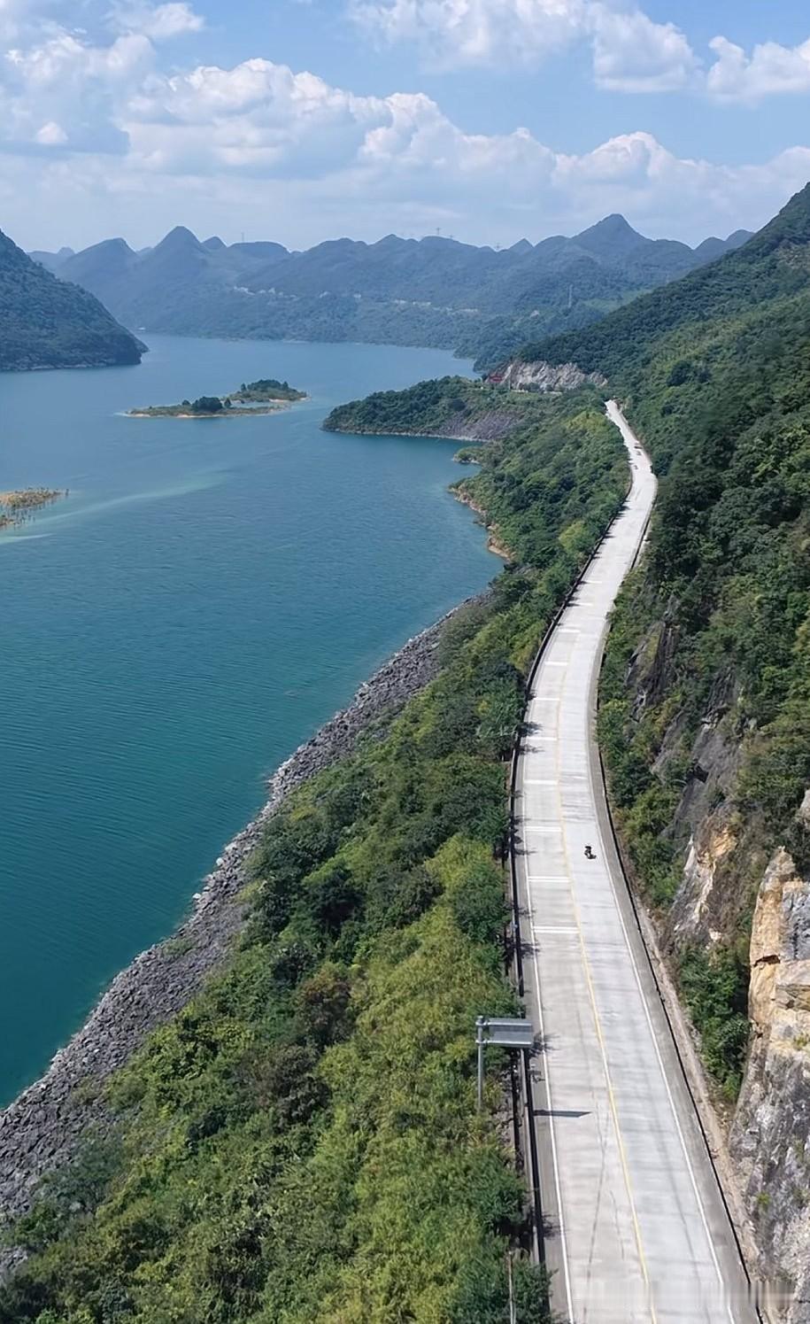 位于韶关的坪乳公路南水湖路段，原来有着如此绝美的风景。从韶关北上，目前有京港澳高