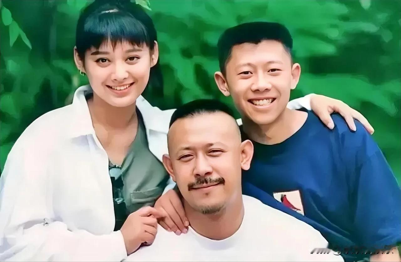 这是一张九十年代的剧组照片，画面中，左边的女生是谁呢？清新与活力，怎么看着像梅婷
