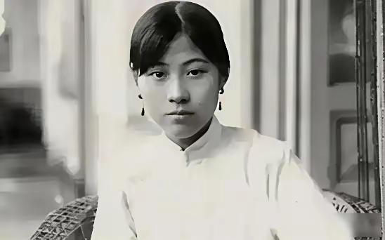 1923年，大军阀杨森酒醉，误把自己的干儿女曾桂芝，当成了自己的妾，宠幸了一晚，