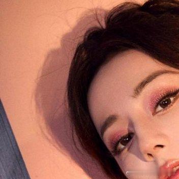 阳光信用 每日一善 绯色与银芒的浪漫交响 她是揉碎的绯色云霞，以珍珠织就颈间星河