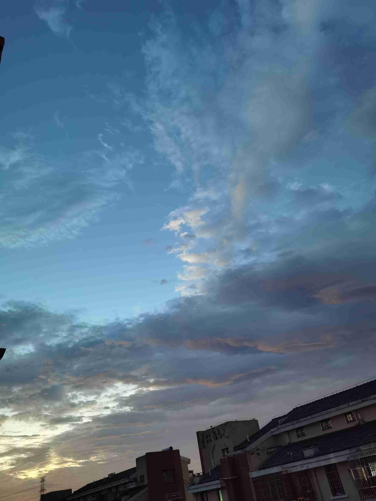 我的今日状态：💰期待暴富
我这里的天气：🌤️多云
香港大埔火灾刷屏，原来平安