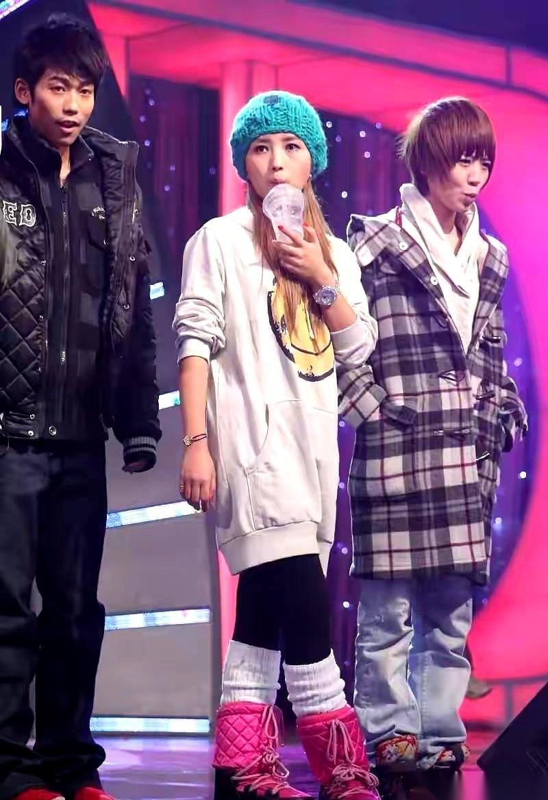 我每次看到何洁的穿搭，都有一种深深的无力感。
真的，不是黑她，就是那种恨铁不成钢