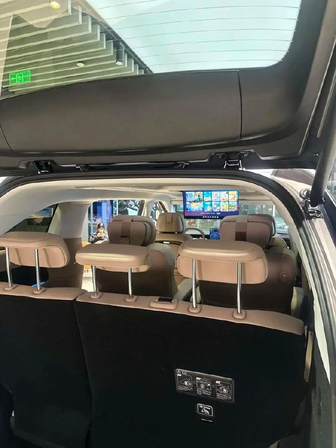 小鹏X9超级增程版空间零缩水。奶爸们满意：“娃的推车+露营车全塞下，不用叠罗汉。