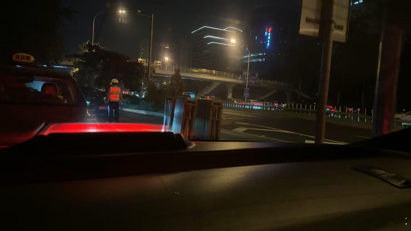 特朗普抵京他来啦，他来啦～赶紧的吧，堵的都走不动了 