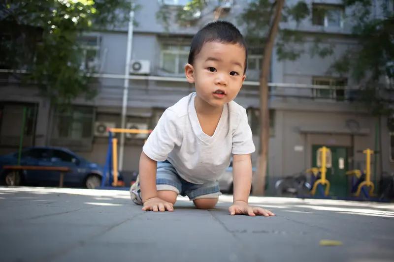 两岁宝宝爱打人怎么办? 家里有个两岁爱打人的宝宝，真让人头疼。之前我家娃也这样，