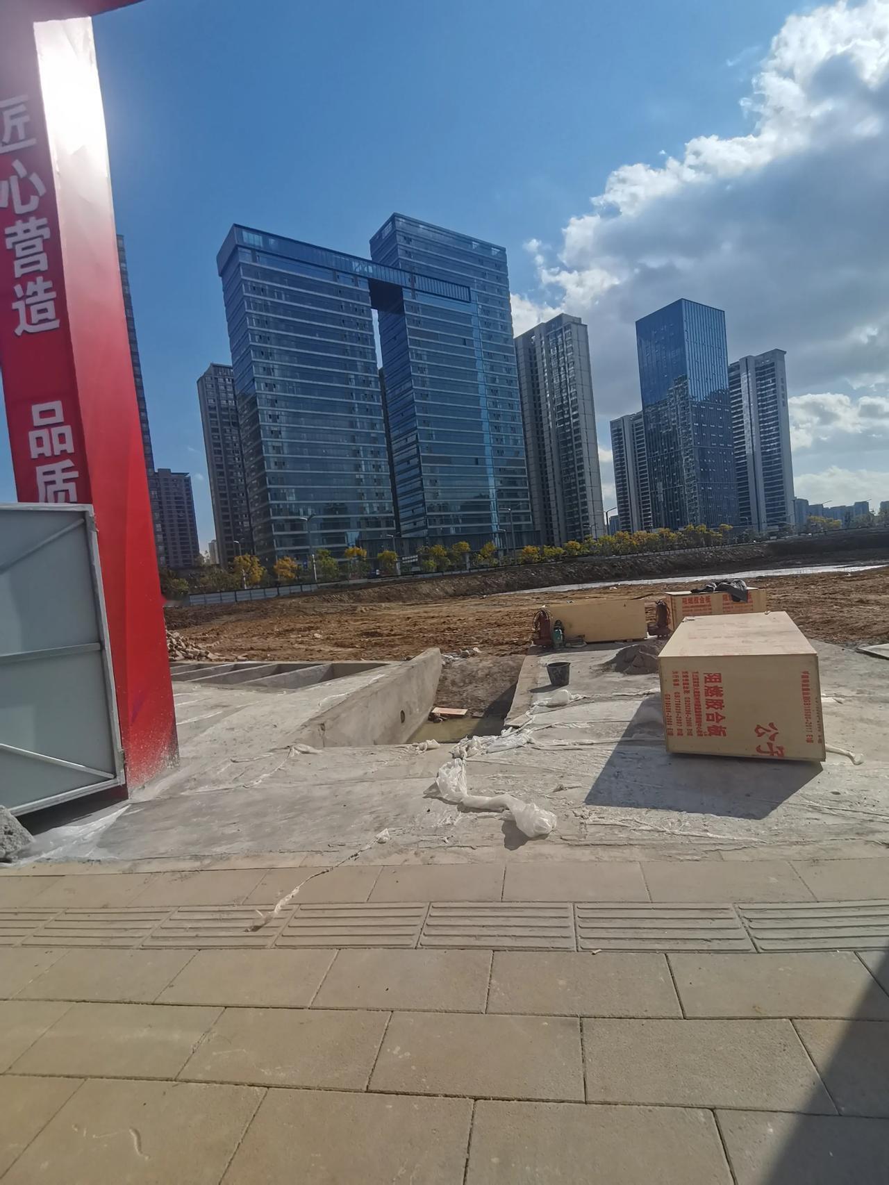 巫家坝的这个首创总部大楼在做基坑的前期工作了。叫昆仑首置.首金商务金融中心，在巫