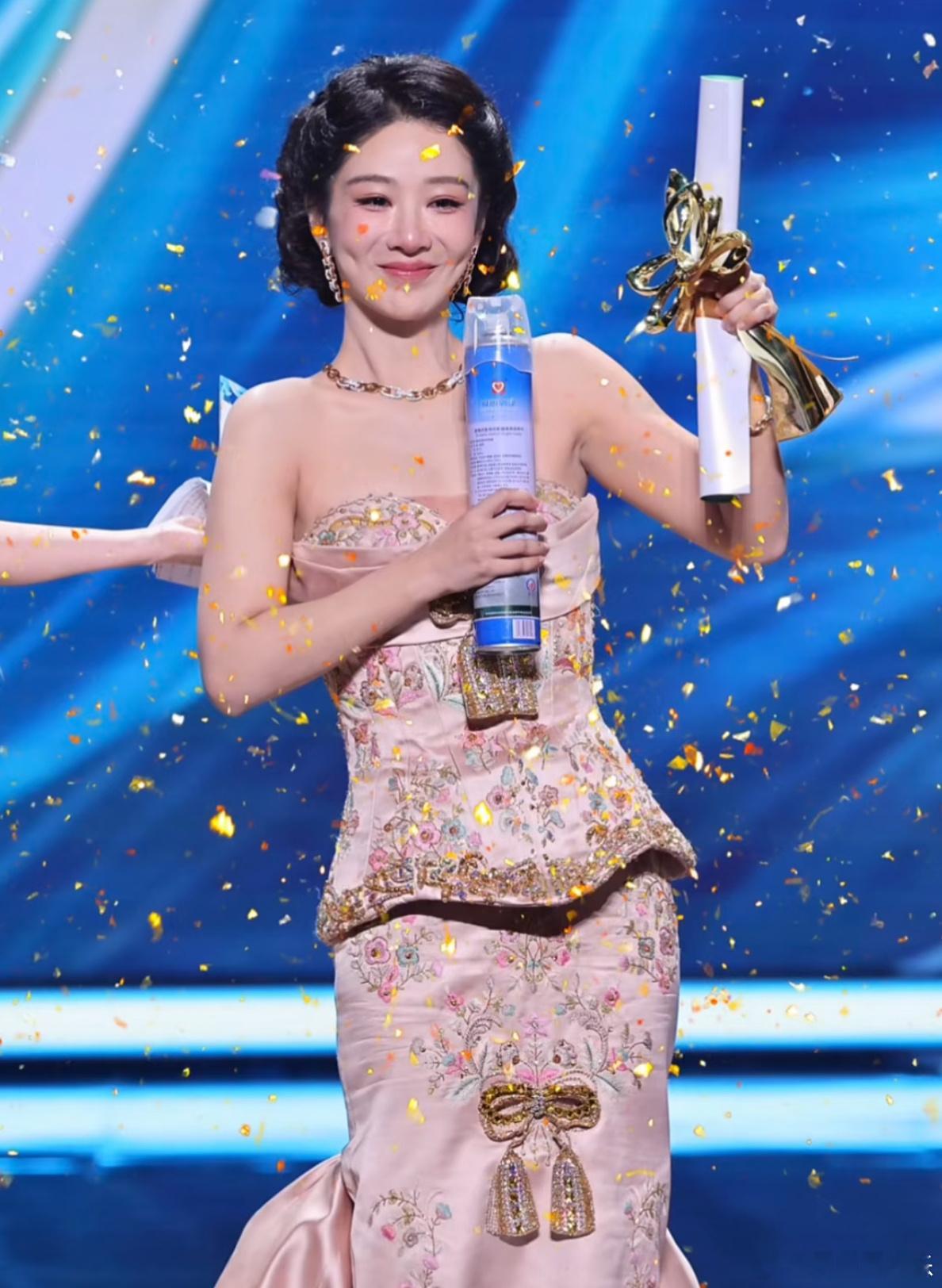杨紫原名争议杨紫学位证上就是杨紫近日，演员 凭生命树中白菊一角，拿下第31届白玉