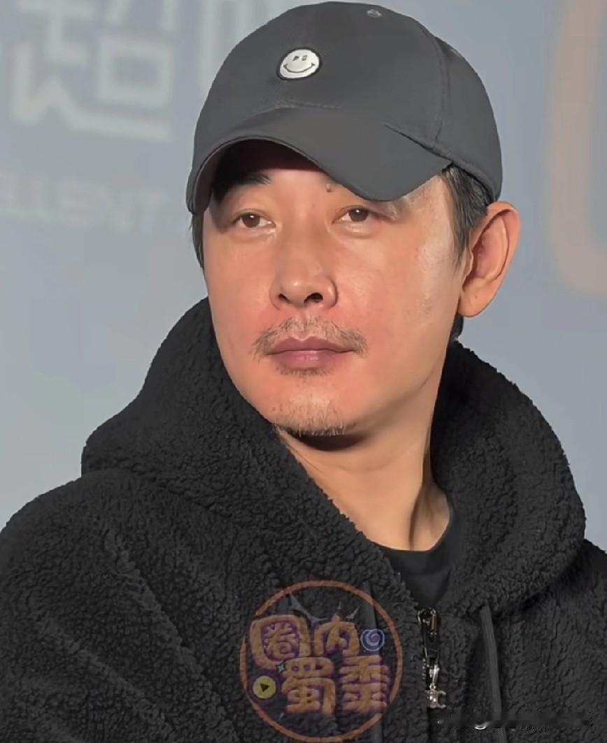 罗晋近期露面，着实显得成熟了不少。
网友们纷纷调侃“帅哥变大叔”，
更有人说他像