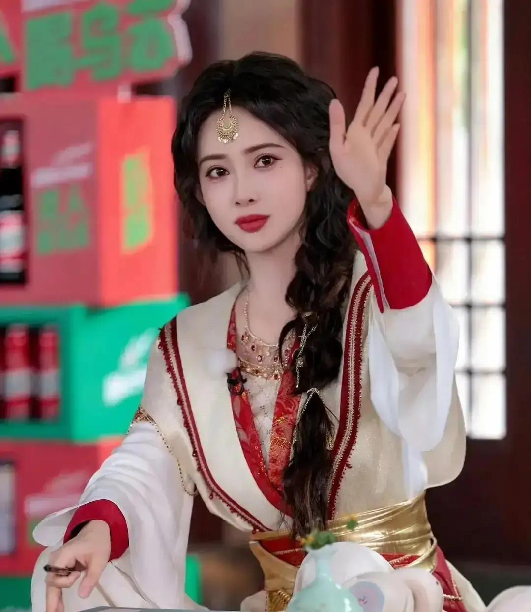 内娱苦“人设”久矣。
孟子义在《你好星期六》里，因为一次毫无准备的反应，单条片段