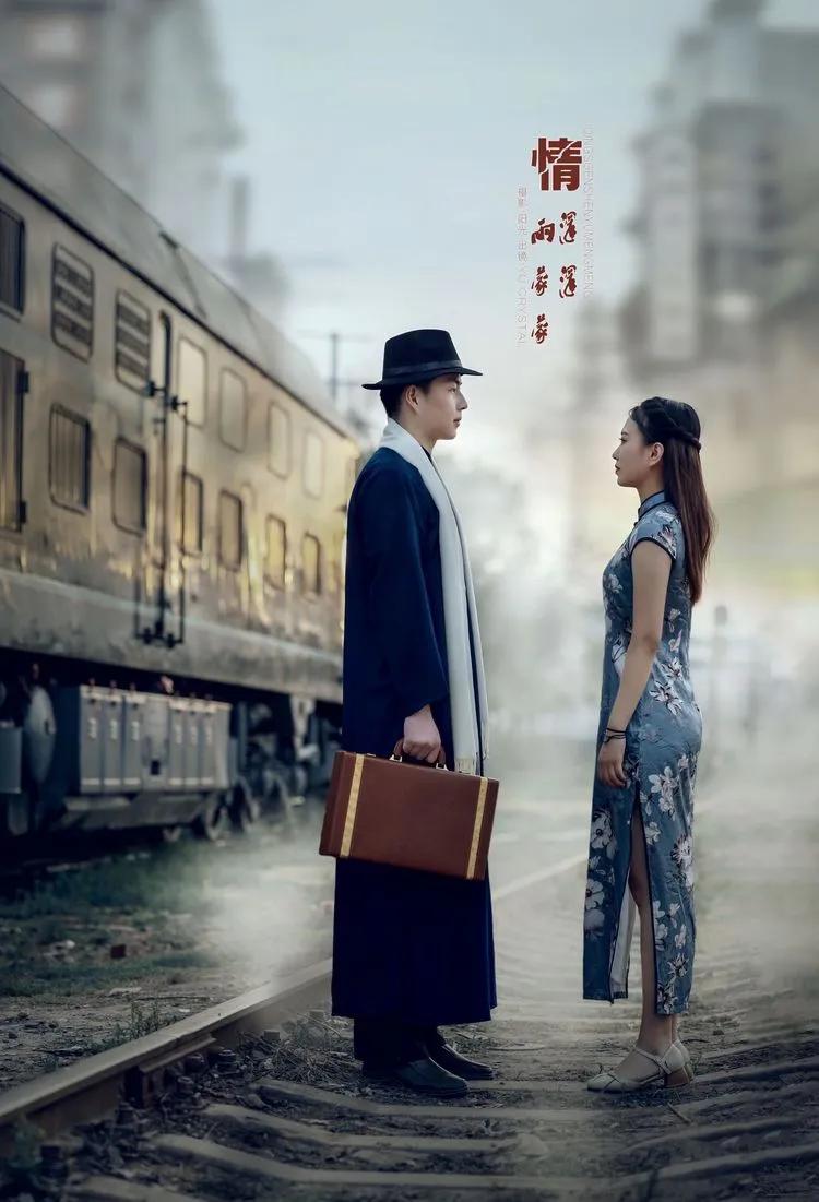 不要离开我
暮月升空情未央，
车站孤影待君航。
痛凝烟霞寻定所，
心窒于斯失辉煌