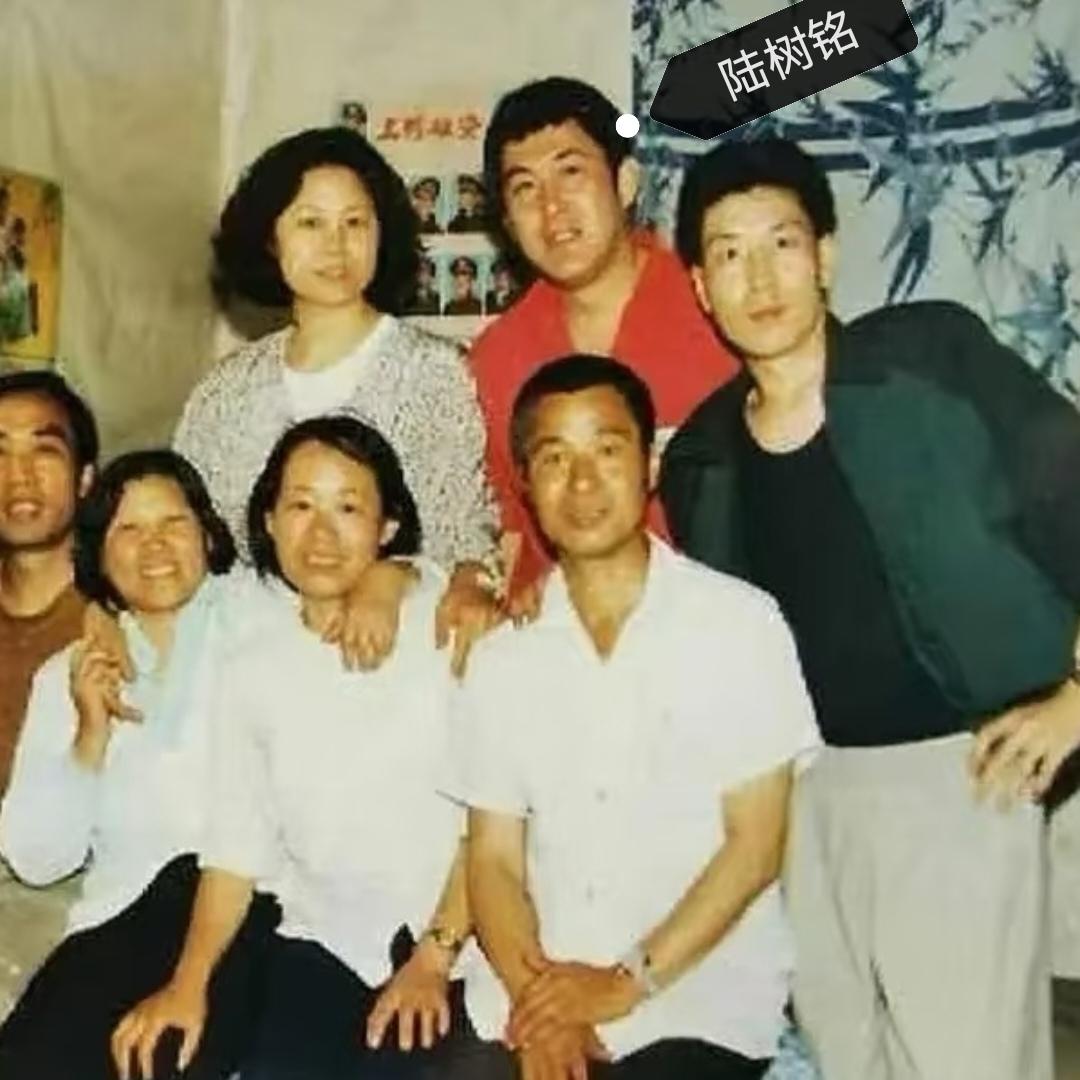 演员陆树铭还未成名前，一张罕见的留影，拍摄于上世纪80年代中后期陕西西安，画面右