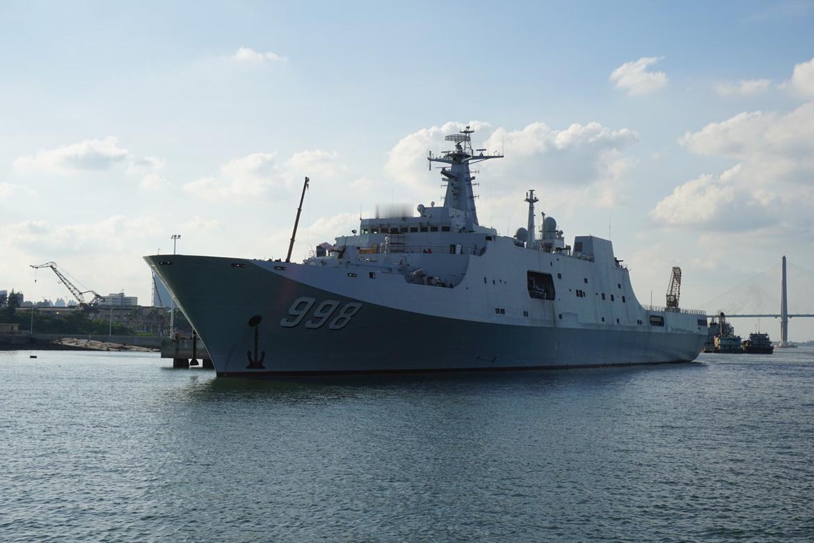 最近，中国海军一艘特别的战舰从上海出发，直奔南海而去。这可不是普通军舰，而是咱们