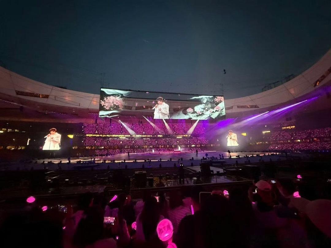 还没回过神张杰已经唱了12场了谁能想到一晃就是12场，张杰每场都全力以赴，稳稳地