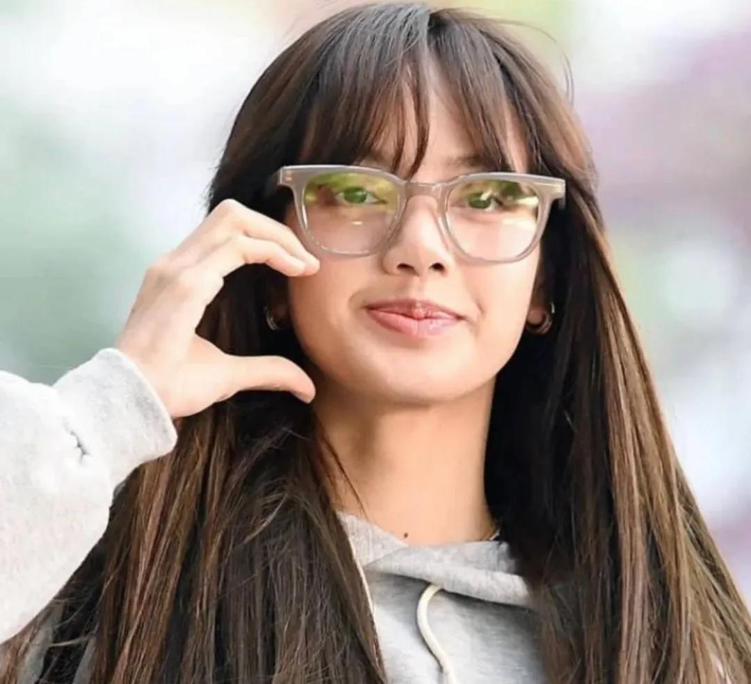 在中国非常有名气的韩国巨星Lisa机场素颜照片，说实话，这颜值和气质，都不如身边